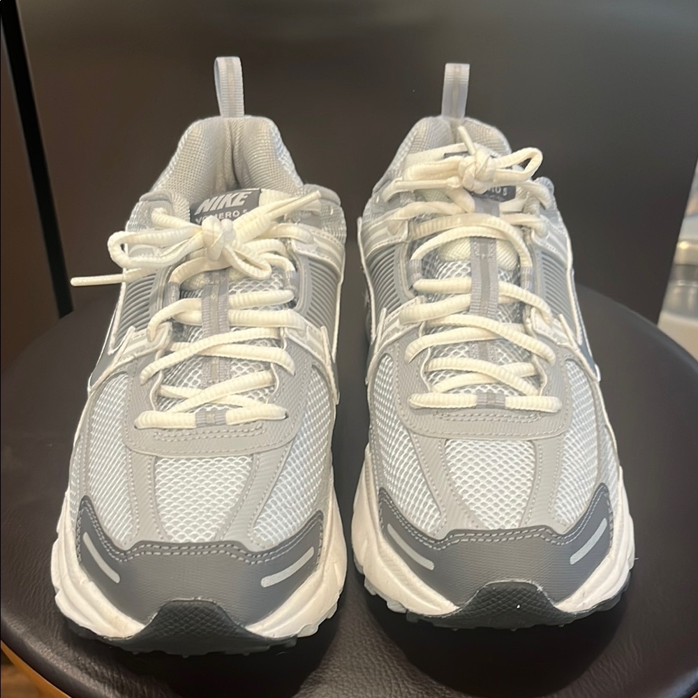 Nike White and Grey Vomero sneakers 
KIDS size 7 = Womens size 8.5 - Picture 2 of 6